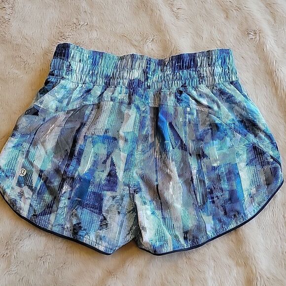 LULULEMON CHOOSE A SIDE SHORTS - BLACK NIGHT AND SUN DAZED MULTI BLUE, SIZE 4 - Picture 6 of 11